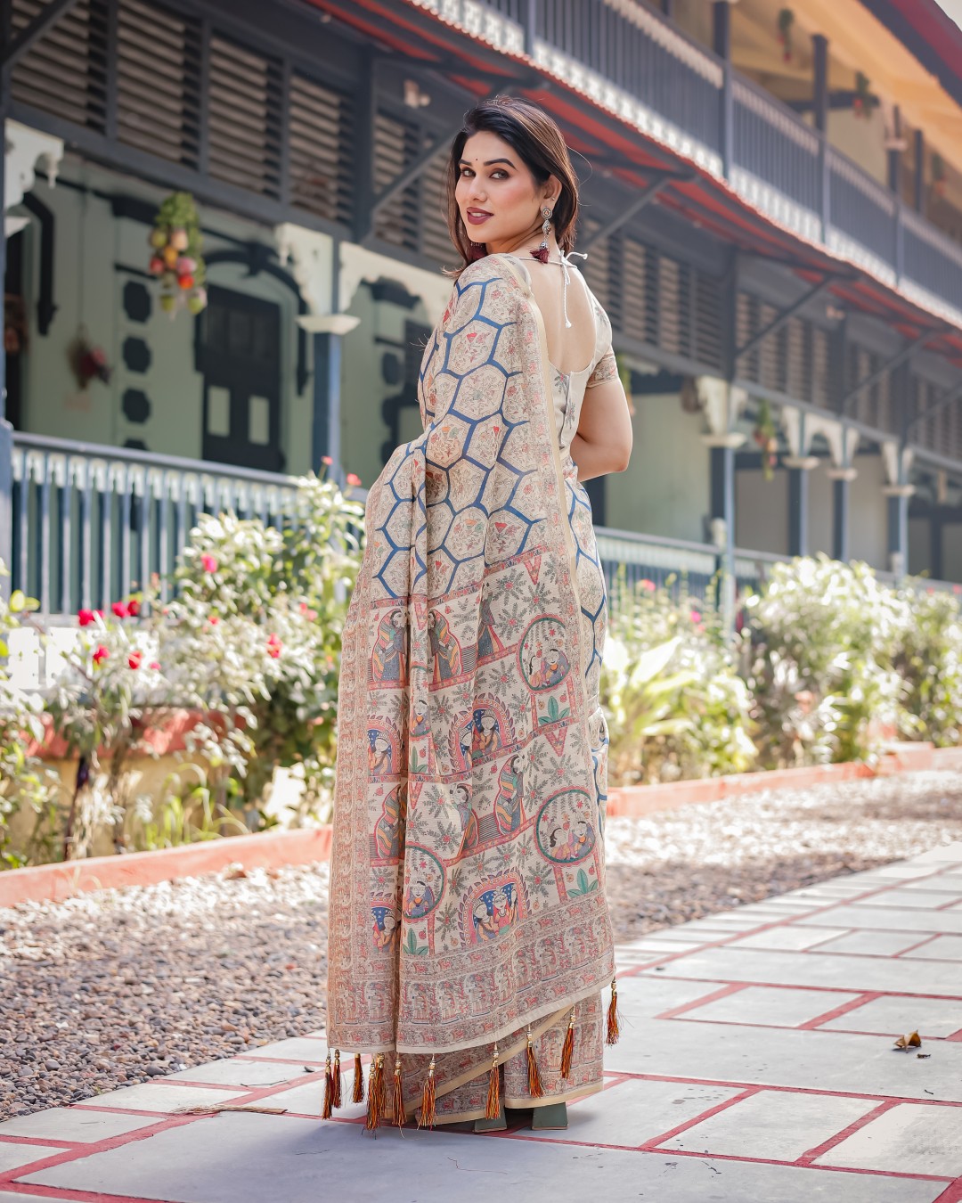 Handloom Cotton-Linen Saree with Golden Zari Weave and Tassel Finish(Pack of 1)