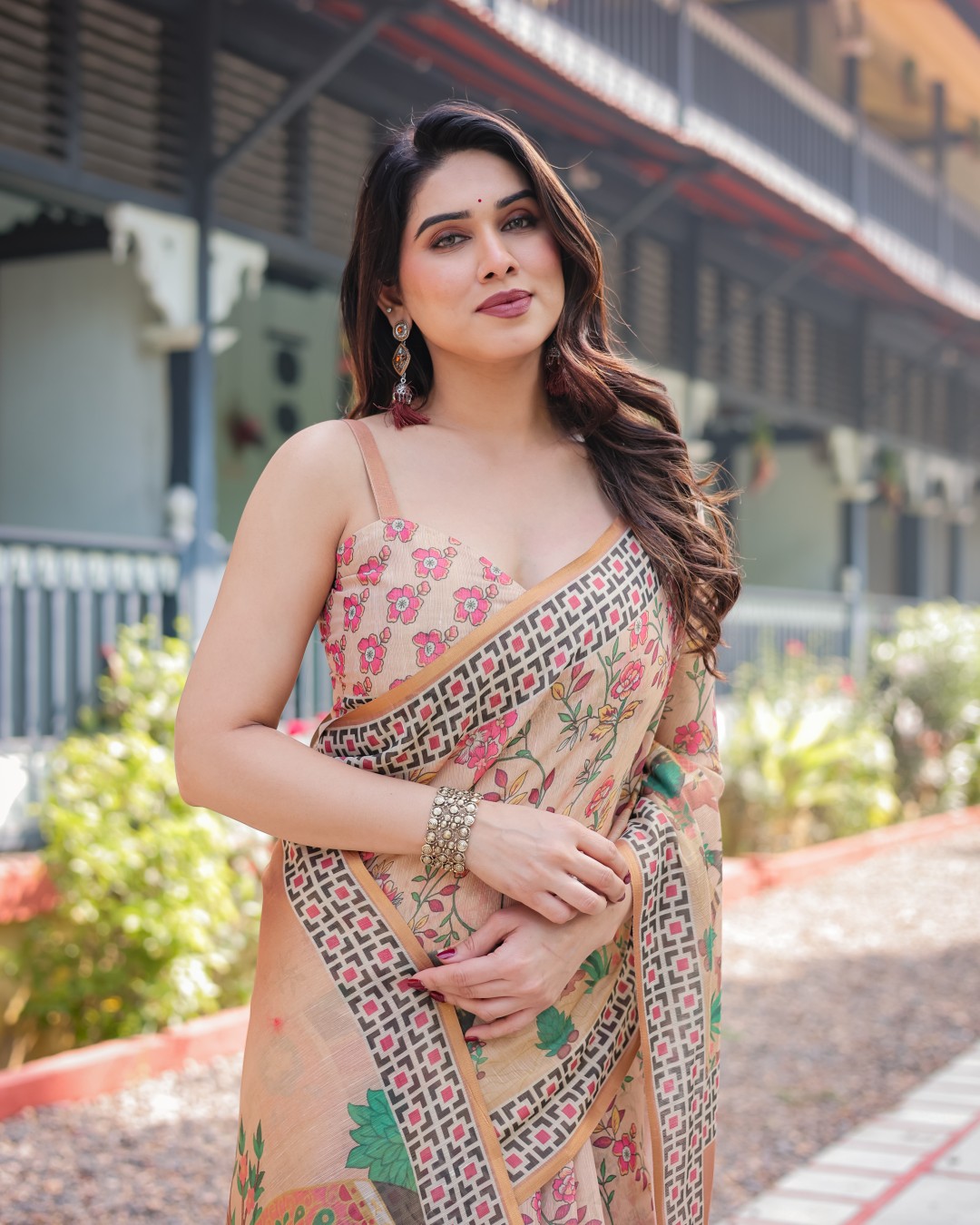 Handloom Cotton-Linen Saree with Golden Zari Weave and Tassel Finish(Pack of 1)