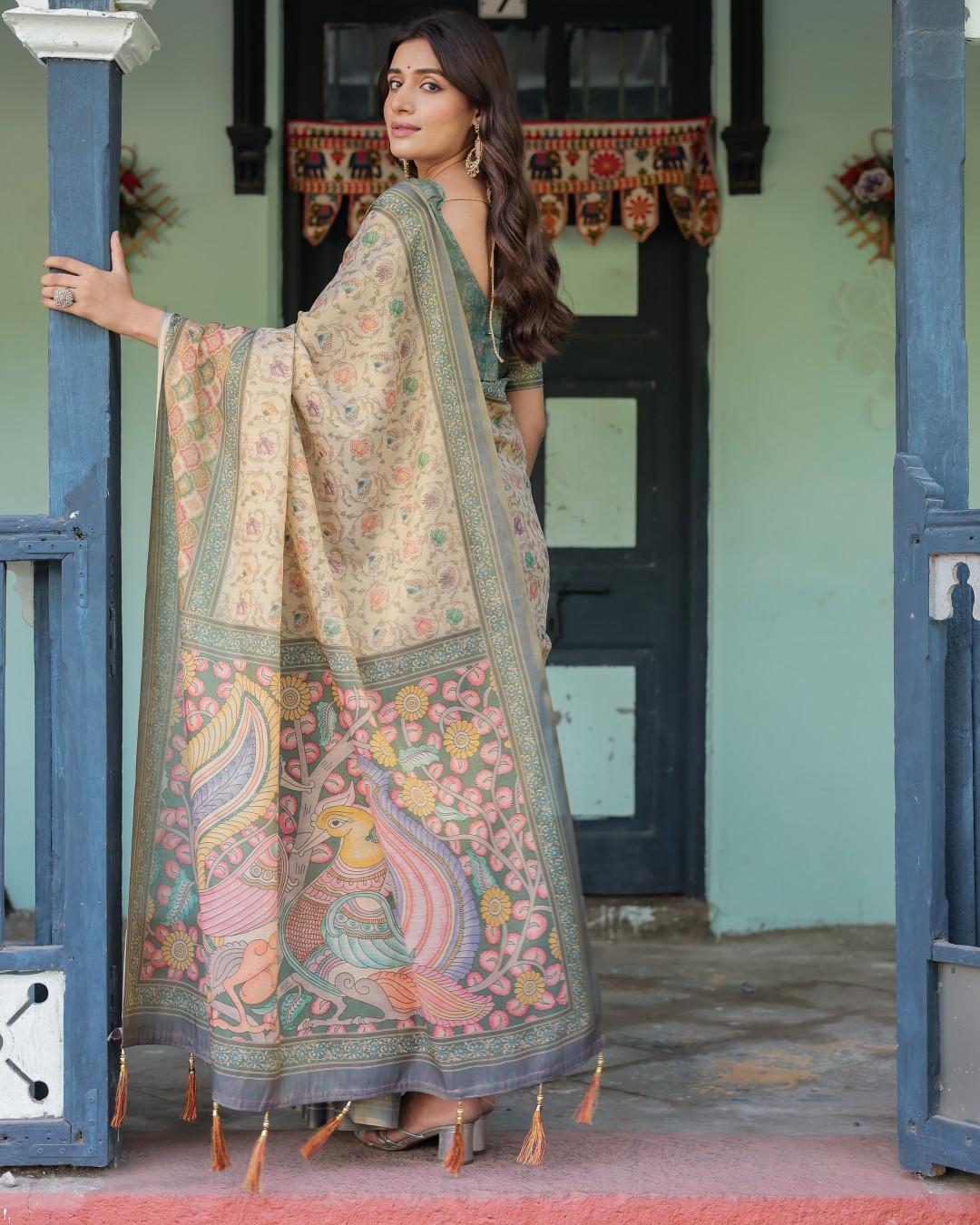 Handloom Cotton Saree with Multicolor Floral Pallu & Peach Border(Pack of 1)