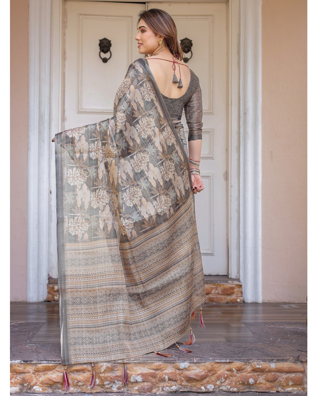 Floral Handloom Cotton-Linen Saree with Woven Pallu & Tassels – Classic Ethnic Wear(Pack of 1)