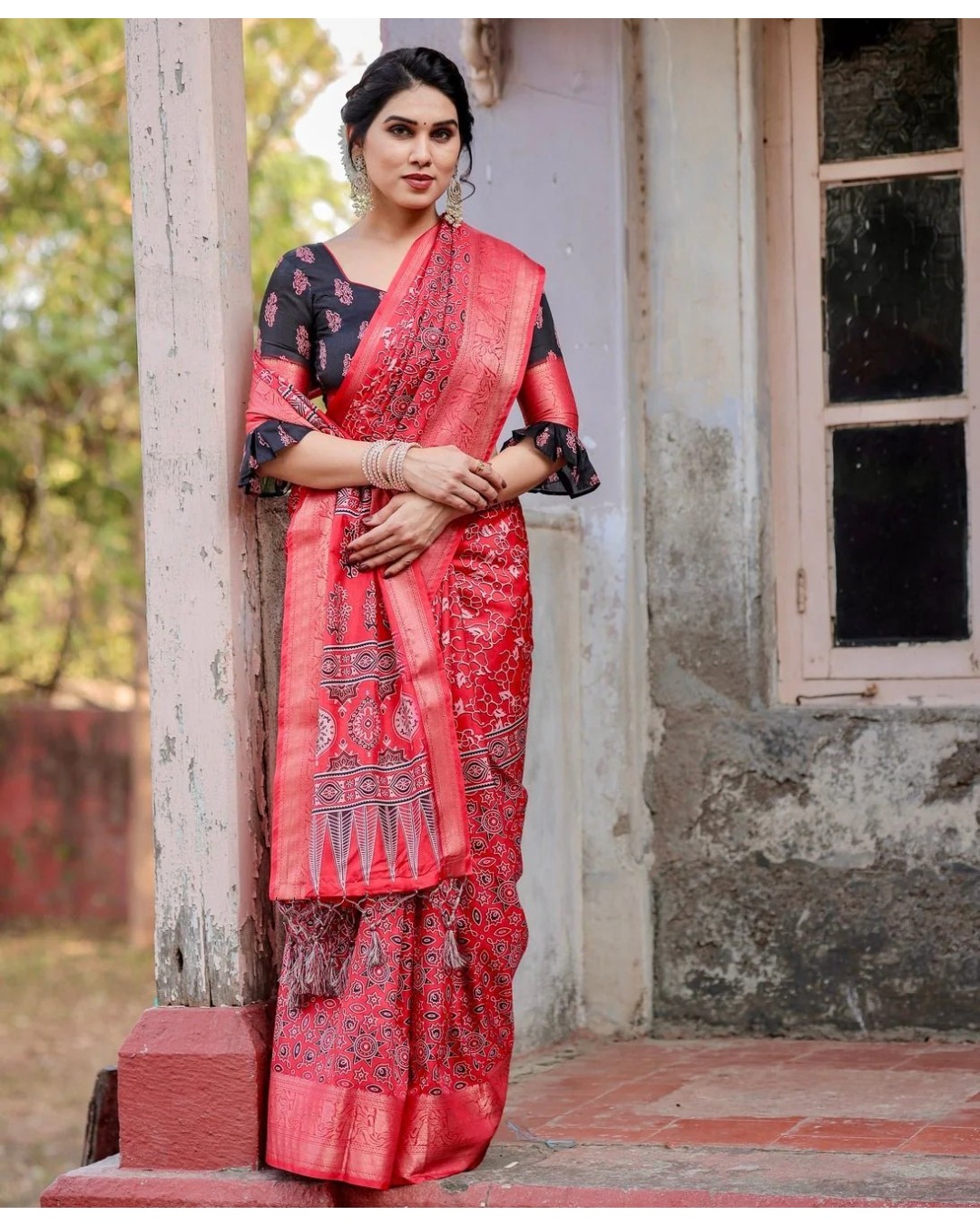 Fiery Red Tussar Silk Saree with Ornamental Motifs and Detailed Zari Pallu (pack of 1)