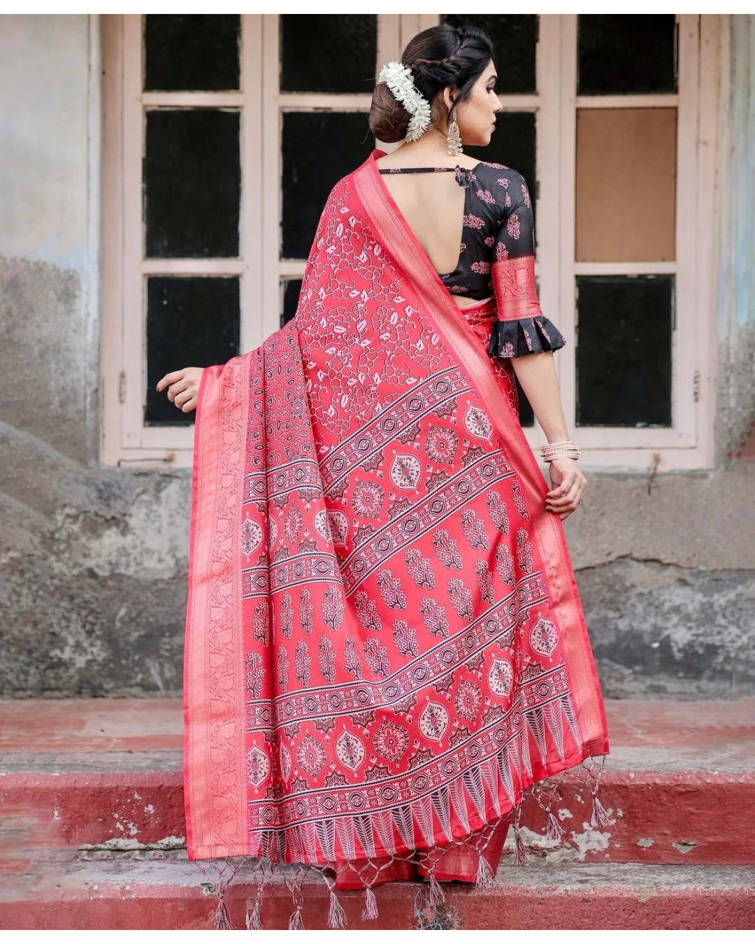 Fiery Red Tussar Silk Saree with Ornamental Motifs and Detailed Zari Pallu (pack of 1)