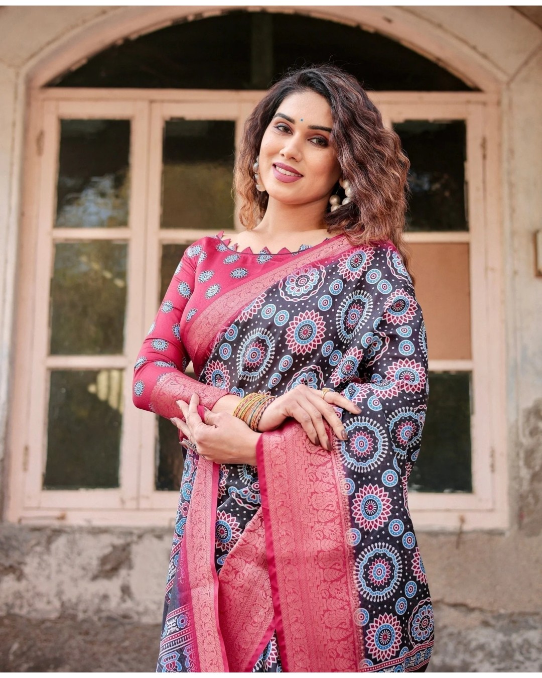 Black and Coral Tussar Silk Saree with Intricate Circular Motifs and Ornamental Pallu (pack of 1)