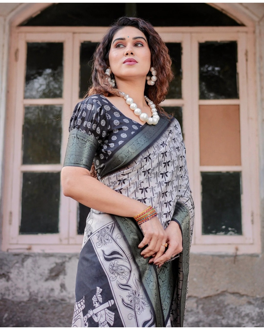 Monochrome White and Black Tussar Silk Saree with Tribal Art Motifs and Zari Border (pack of 1)