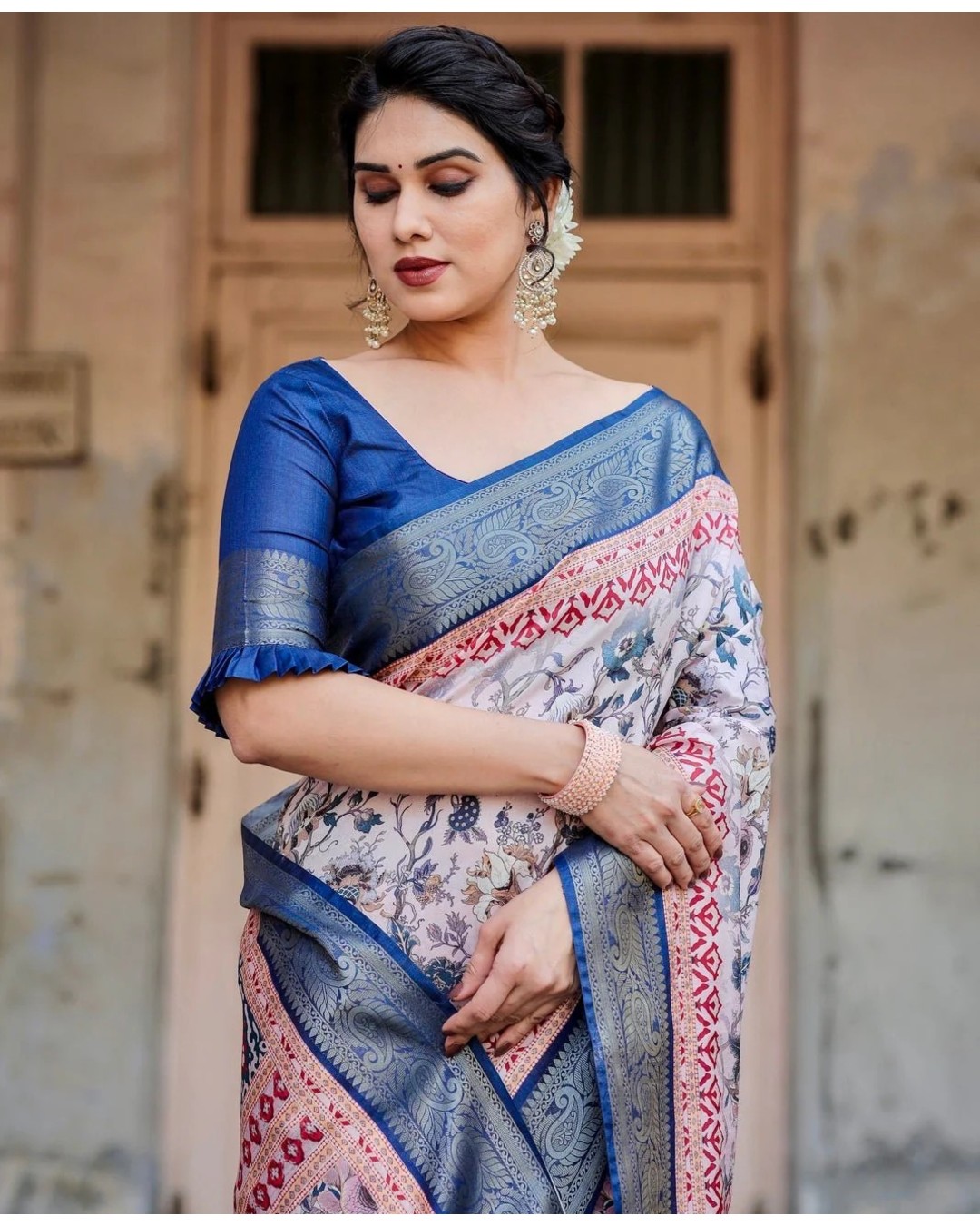 Ivory and Navy Blue Tussar Silk Saree with Floral Elegance and Ornamental Zari Work (pack of 1)