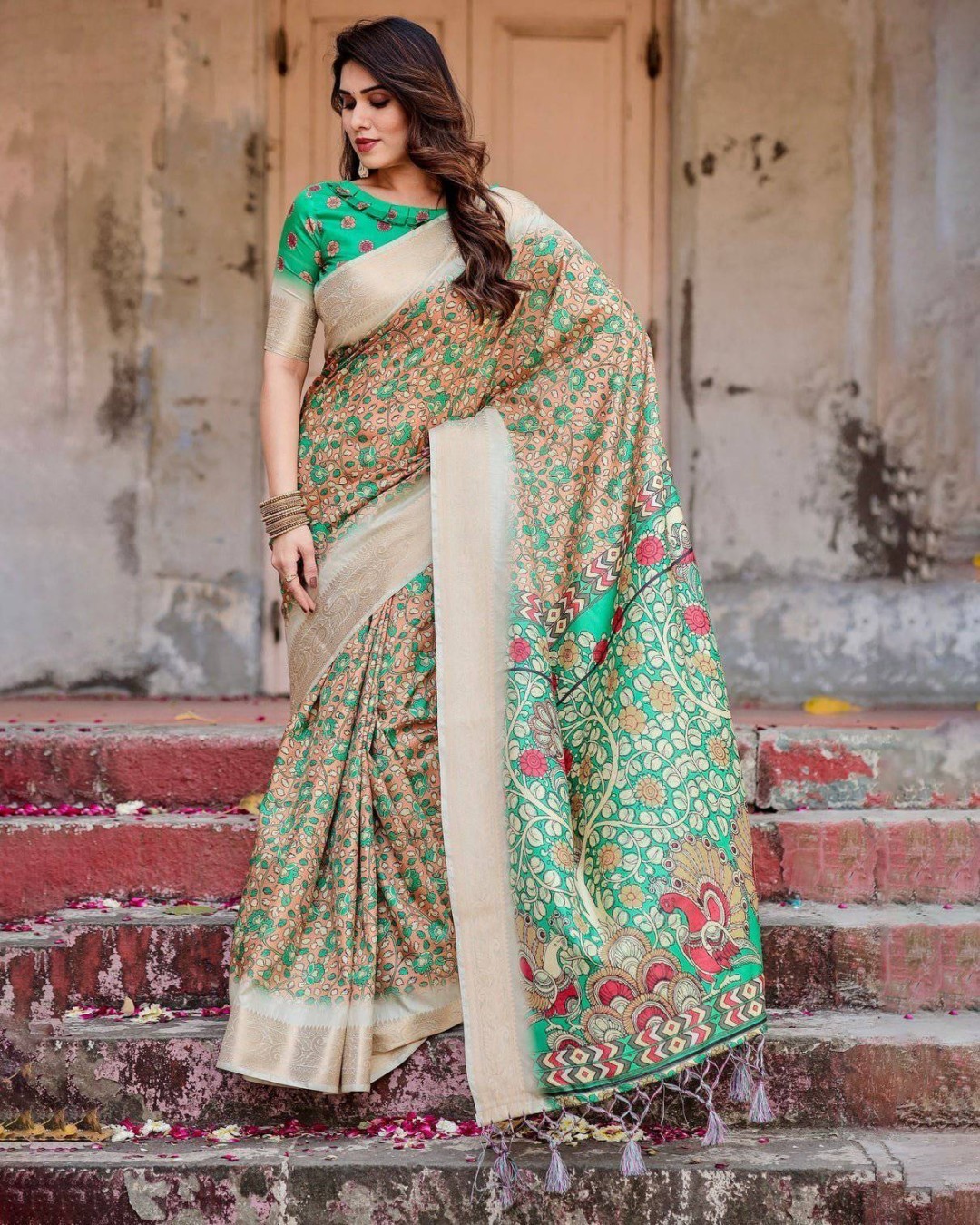 Emerald Green and Gold Tussar Silk Saree with Floral and Ornamental Motifs (pack of 1)