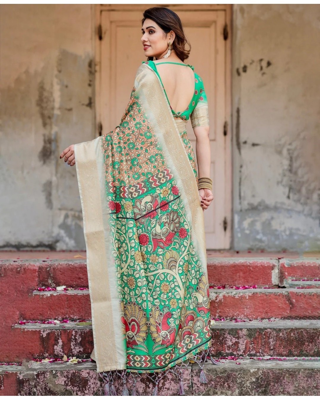 Emerald Green and Gold Tussar Silk Saree with Floral and Ornamental Motifs (pack of 1)
