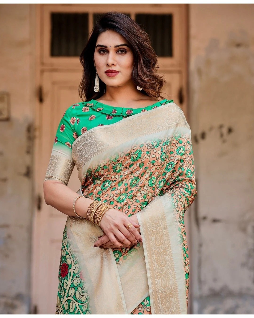 Emerald Green and Gold Tussar Silk Saree with Floral and Ornamental Motifs (pack of 1)