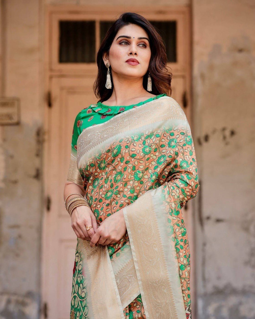 Emerald Green and Gold Tussar Silk Saree with Floral and Ornamental Motifs (pack of 1)